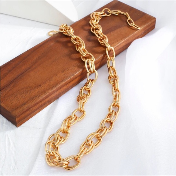 Trendy Minimalist Gold Color Necklace - Picture 4 of 4